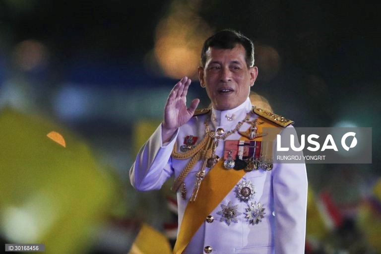 Cerimónia das velas em memória do falecido rei tailandês Bhumibol Adulyadej