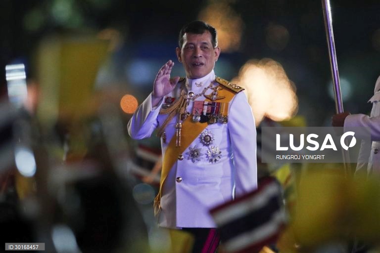 Cerimónia das velas em memória do falecido rei tailandês Bhumibol Adulyadej