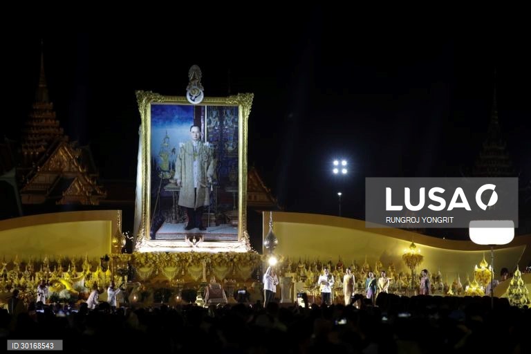 Cerimónia das velas em memória do falecido rei tailandês Bhumibol Adulyadej