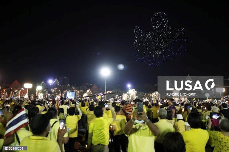 Cerimónia das velas em memória do falecido rei tailandês Bhumibol Adulyadej