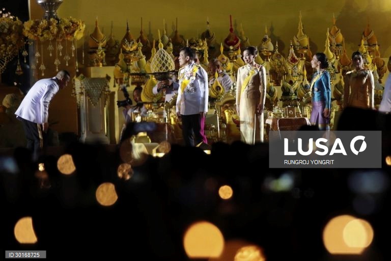 Cerimónia das velas em memória do falecido rei tailandês Bhumibol Adulyadej