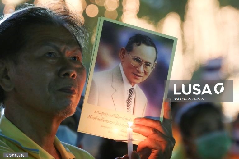 Cerimónia das velas em memória do falecido rei tailandês Bhumibol Adulyadej