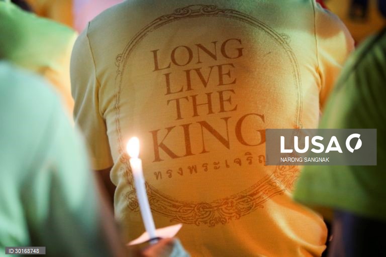 Cerimónia das velas em memória do falecido rei tailandês Bhumibol Adulyadej