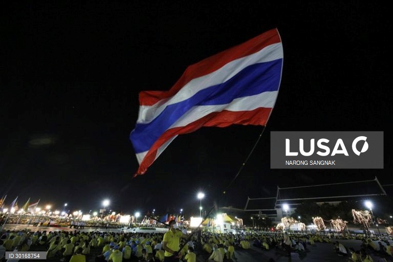 Cerimónia das velas em memória do falecido rei tailandês Bhumibol Adulyadej