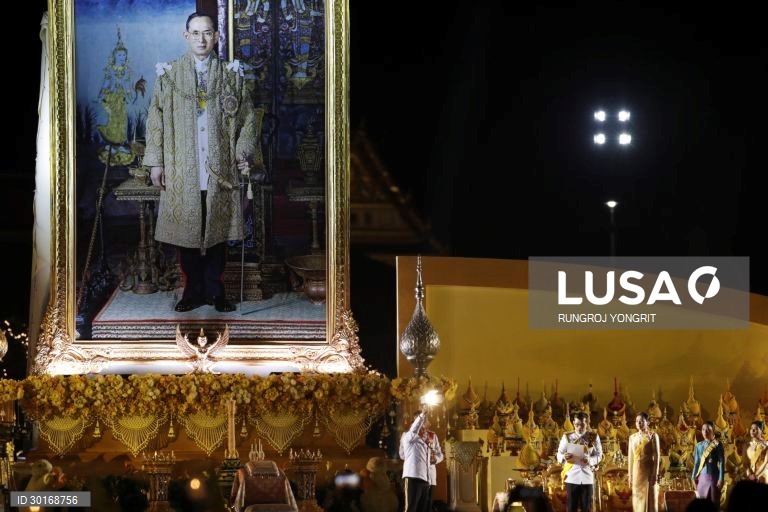 Cerimónia das velas em memória do falecido rei tailandês Bhumibol Adulyadej
