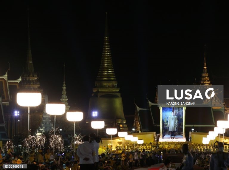 Cerimónia das velas em memória do falecido rei tailandês Bhumibol Adulyadej