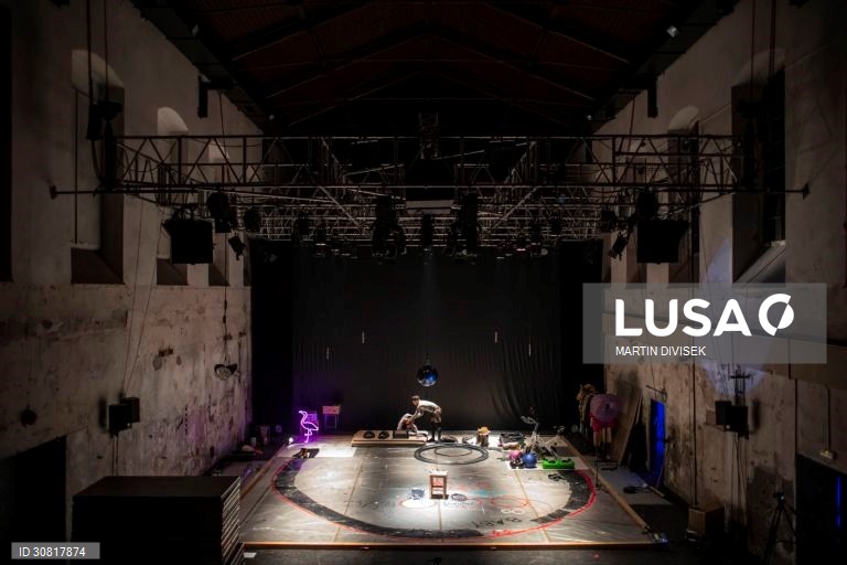 Covid-19: Atores da nova companhia de circo checa actuam durante 24 horas