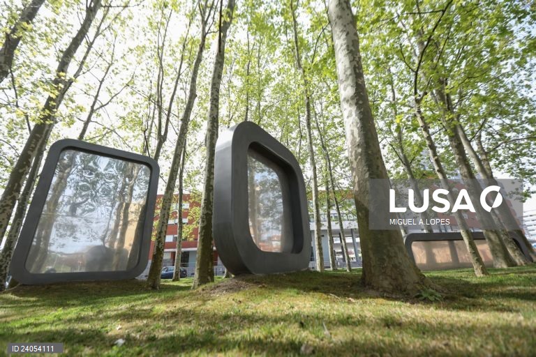 Obra sem Titulo de José Pedro Croft no Parque das Nações, em Lisboa, 19 de abril de 2018. A Expo '98 realizada há 20 anos na zona oriental da cidade de Lisboa renovou a componente habitacional e urbanística da zona. O Parque das Nações é agora uma freguesia do concelho de Lisboa e uma área muito procurada pelo seu espaço de lazer, empresarial e cultural. MIGUEL A. LOPES/LUSA
