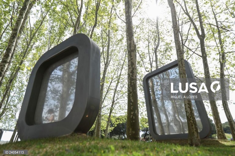 Obra sem Titulo de José Pedro Croft no Parque das Nações, em Lisboa, 19 de abril de 2018. A Expo '98 realizada há 20 anos na zona oriental da cidade de Lisboa renovou a componente habitacional e urbanística da zona. O Parque das Nações é agora uma freguesia do concelho de Lisboa e uma área muito procurada pelo seu espaço de lazer, empresarial e cultural. MIGUEL A. LOPES/LUSA