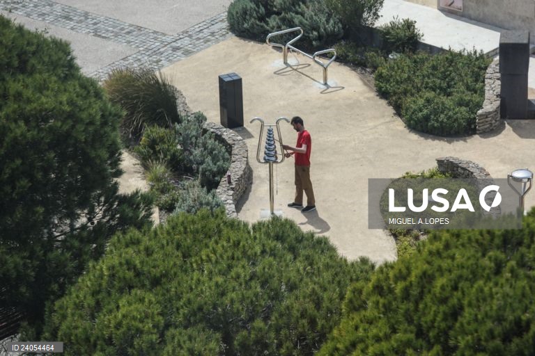 Um popular no jardim da música no Parque das Nações, em Lisboa, 19 de abril de 2018. A Expo '98 realizada há 20 anos na zona oriental da cidade de Lisboa renovou a componente habitacional e urbanística da zona. O Parque das Nações é agora uma freguesia do concelho de Lisboa e uma área muito procurada pelo seu espaço de lazer, empresarial e cultural. (ACOMPANHA TEXTO DO DIA 25 DE MAIO DE 2018). MIGUEL A. LOPES/LUSA