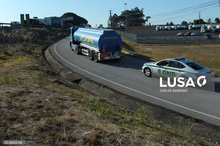 Militares da GNR escoltam um camião com combustível à saída da sede da Companhia Logística de Combustíveis (CLC), em Aveiras de Cima, durante a greve por tempo indeterminado dos motoristas de matérias perigosas e de mercadorias, Azambuja, 12 de agosto de 2019. Portugal está, desde sábado e até às 23:59 de 21 de agosto, em situação de crise energética, decretada pelo Governo devido a esta paralisação, o que permitiu a constituição de uma Rede de Emergência de Postos de Abastecimento (REPA), com...