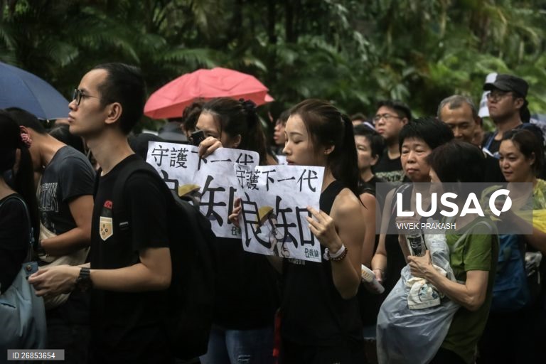 Protesto de professores em Hong Kong numa marcha pacífica em solidariedade com os jovens manifestantes.