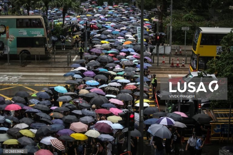 Protesto de professores em Hong Kong numa marcha pacífica em solidariedade com os jovens manifestantes.