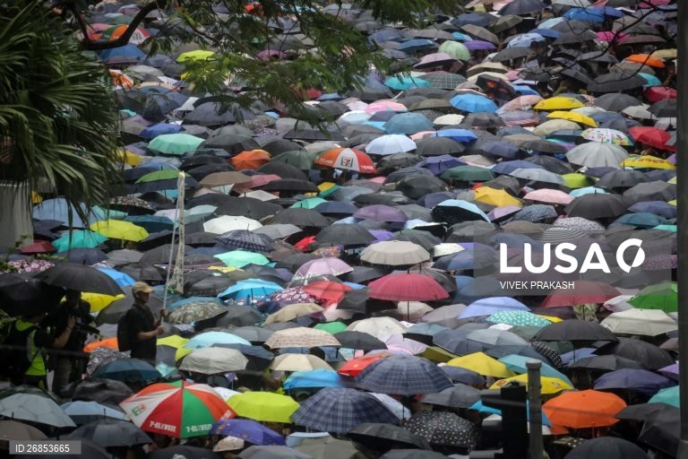 Protesto de professores em Hong Kong numa marcha pacífica em solidariedade com os jovens manifestantes.