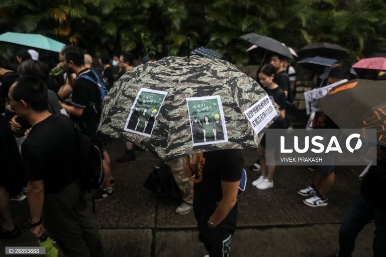 Protesto de professores em Hong Kong numa marcha pacífica em solidariedade com os jovens manifestantes.