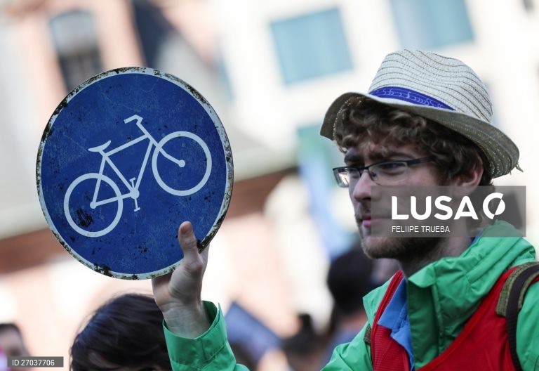 Alemanha: Protesto contra o uso de combustíveis fosseis em Frankfurt