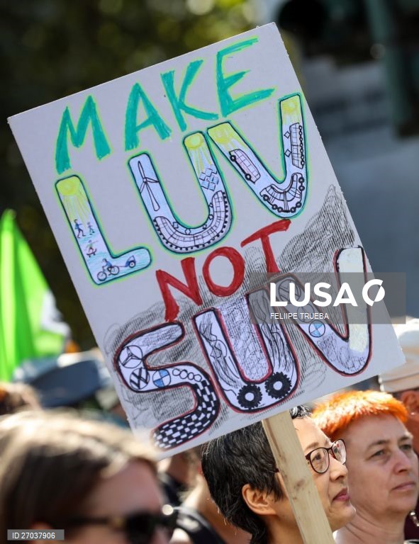 Alemanha: Protesto contra o uso de combustíveis fosseis em Frankfurt