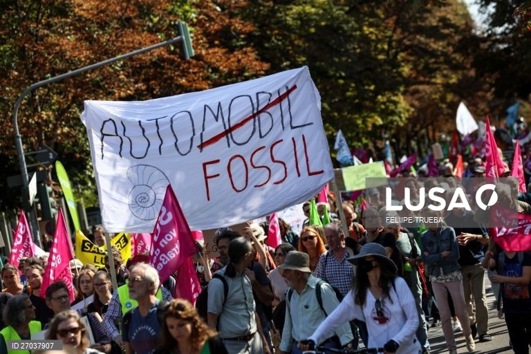 Alemanha: Protesto contra o uso de combustíveis fosseis em Frankfurt