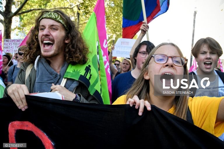 Alemanha: Protesto contra o uso de combustíveis fosseis em Frankfurt