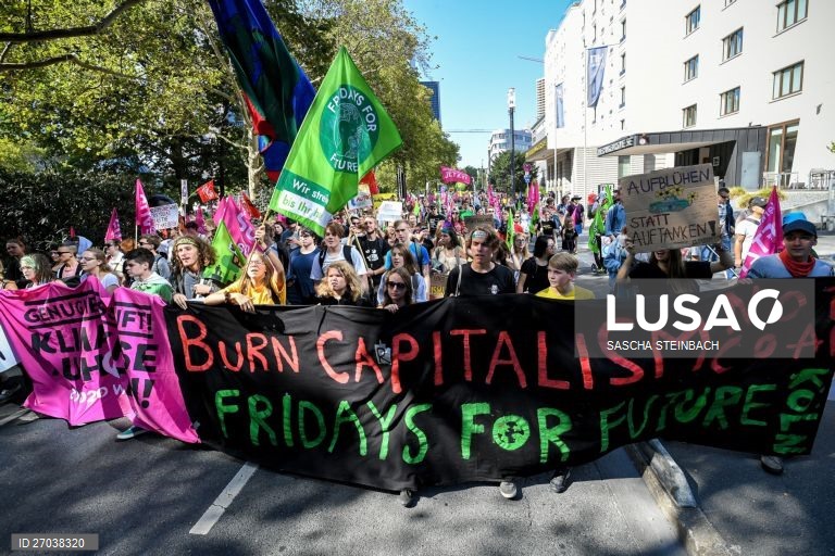 Alemanha: Protesto contra o uso de combustíveis fosseis em Frankfurt