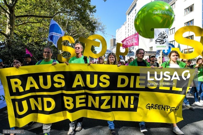 Alemanha: Protesto contra o uso de combustíveis fosseis em Frankfurt