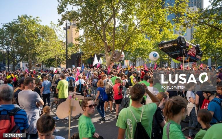 Alemanha: Protesto contra o uso de combustíveis fosseis em Frankfurt