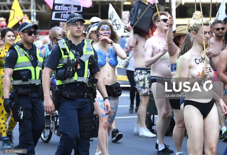 Ativistas da Extinction Rebellion participam num protesto em Melbourne, Austrália.
