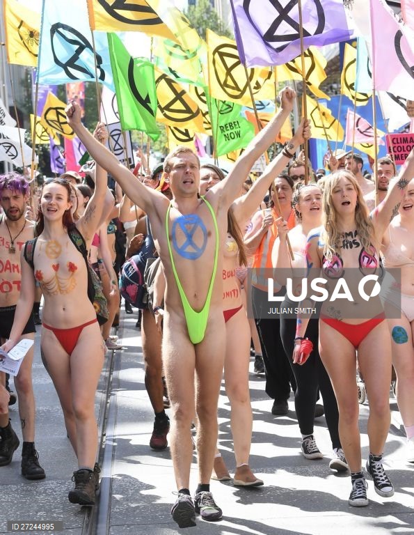 Ativistas da Extinction Rebellion participam num protesto em Melbourne, Austrália.