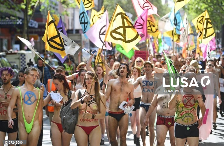 Ativistas da Extinction Rebellion participam num protesto em Melbourne, Austrália.
