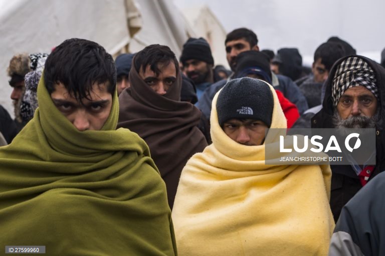 Bósnia: campo de refugiados em Bihac