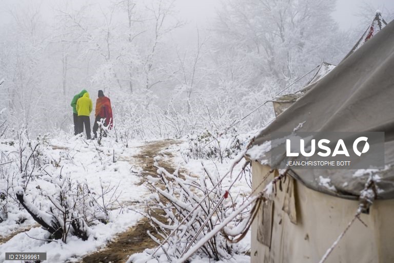 Bósnia: campo de refugiados em Bihac