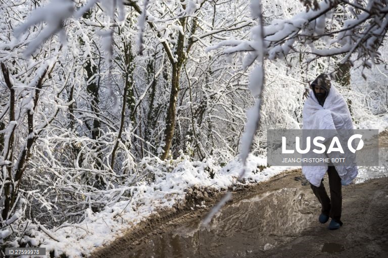 Bósnia: campo de refugiados em Bihac