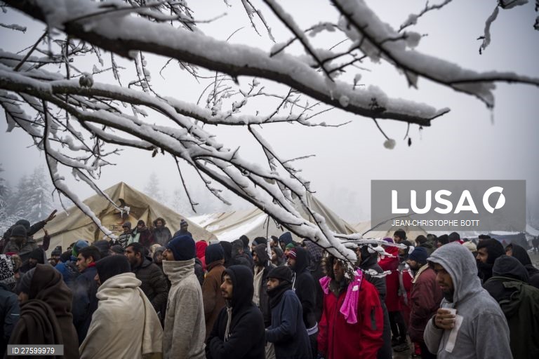Bósnia: campo de refugiados em Bihac