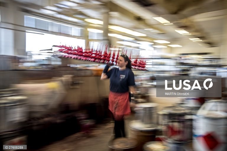 República Checa: Fábrica de decorações de Natal em vidro