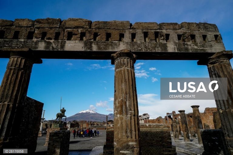 Itália: Primeira neve do ano no Monte Vesúvio e em Pompeia