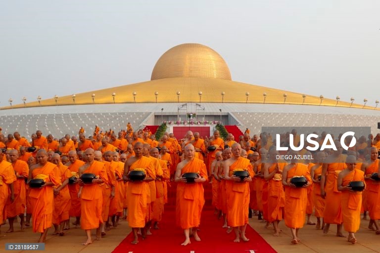 Centenas de monges budistas participaram nas comemorações do dia Makha Bucha, naTailândia.