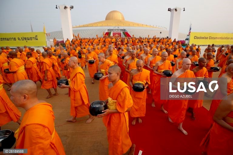 Centenas de monges budistas participaram nas comemorações do dia Makha Bucha, naTailândia.