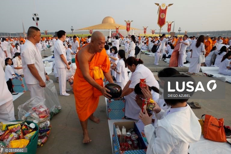 Centenas de monges budistas participaram nas comemorações do dia Makha Bucha, naTailândia.