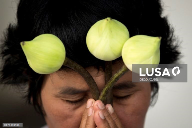 Centenas de monges budistas participaram nas comemorações do dia Makha Bucha, naTailândia.