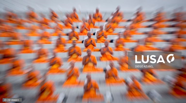 Centenas de monges budistas participaram nas comemorações do dia Makha Bucha, naTailândia.