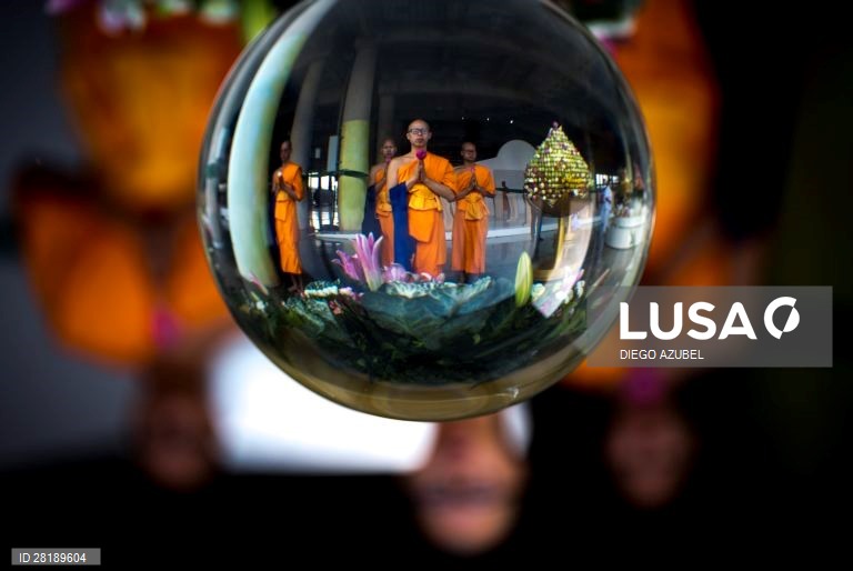 Centenas de monges budistas participaram nas comemorações do dia Makha Bucha, naTailândia.