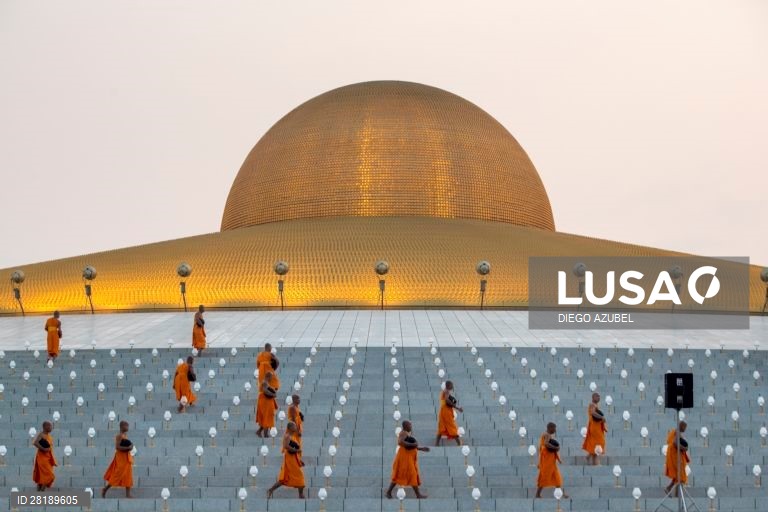 Centenas de monges budistas participaram nas comemorações do dia Makha Bucha, naTailândia.