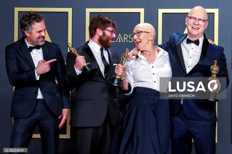 (E-D) Mark Ruffalo, Jeff Reichert, Julia Reichert, e Steven Bognar posam com os seus Óscares ganhos pelo Melhor Documentário, "American Factory", na sala de imprensa.  