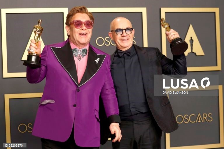 Elton John e Bernie Taupin posam com os seus Óscares, na sala de imprensa após a cerimónia. 