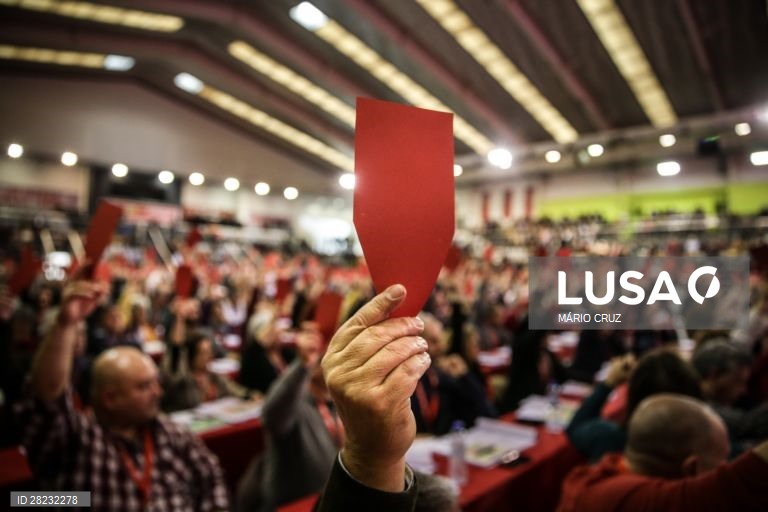 Sindicalistas exercem o seu direito de voto durante o primeiro dia do XIV Congresso da CGTP-IN, Pavilhão Municipal da Torre da Marinha, Seixal, 14 de fevereiro de 2020. Deste congresso deverá resultar a substituição de mais de 50 dirigentes sindicais (incluindo o atual secretário-geral, Arménio Carlos) que integram o Conselho Nacional. MÁRIO CRUZ/LUSA