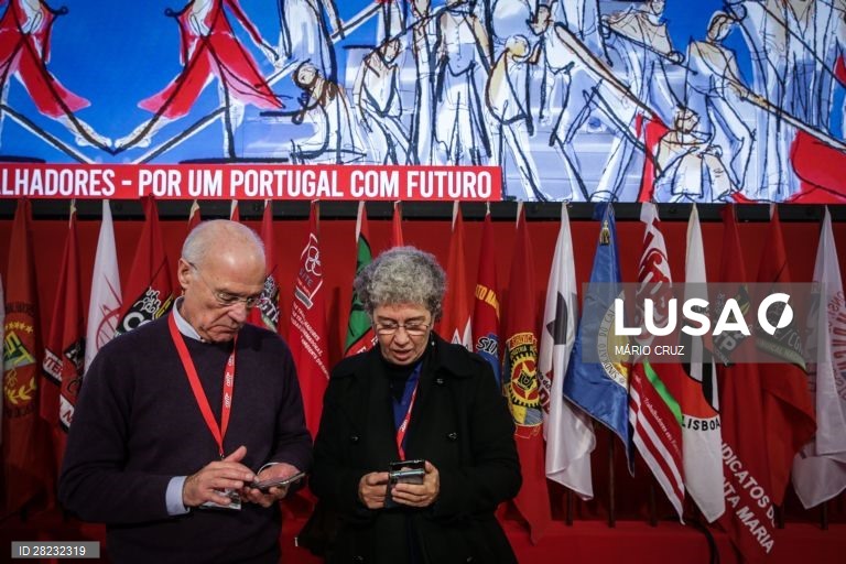 O secretário-geral do CGTP, Arménio Carlos, acompanhado pela presidente do Sindicato dos Trabalhadores do Comércio, Escritórios e Serviços de Portugal e sua sucessora, Isabel Camarinha, participa no XIV Congresso da CGTP-IN, Pavilhão Municipal da Torre da Marinha, Seixal, 14 de fevereiro de 2020. Deste congresso deverá resultar a substituição de mais de 50 dirigentes sindicais (incluindo o atual secretário-geral, Arménio Carlos) que integram o Conselho Nacional. MÁRIO CRUZ/LUSA