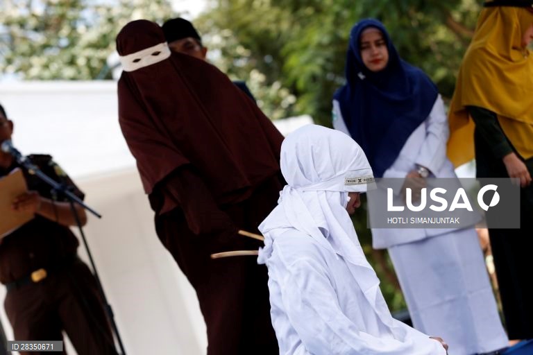 Indonésia: Mulher punida com chibatadas por sexo fora do casamento em Banda Aceh