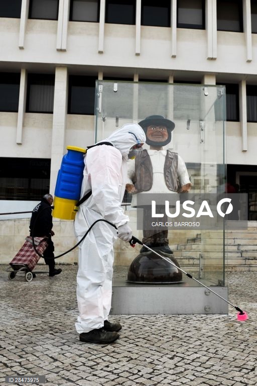 Trabalhadores municipais das Caldas da Rainha desinfetam as ruas da cidade. Noutros pontos do concelho os funcionários das juntas de freguesia estão a desenvolver actividade similar. Caldas da Raínha, 19 de março de 2020. O número de infeções da COVID-19 em Portugal aumentou para 642. O número de mortos no país subiu para dois. Portugal encontra-se em estado de emergência desde as 00:00 de hoje. CARLOS BARROSO/LUSA