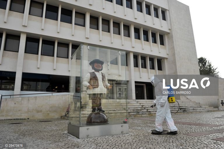 Trabalhadores municipais das Caldas da Rainha desinfetam as ruas da cidade. Noutros pontos do concelho os funcionários das juntas de freguesia estão a desenvolver actividade similar. Caldas da Raínha, 19 de março de 2020. O número de infeções da COVID-19 em Portugal aumentou para 642. O número de mortos no país subiu para dois. Portugal encontra-se em estado de emergência desde as 00:00 de hoje. CARLOS BARROSO/LUSA