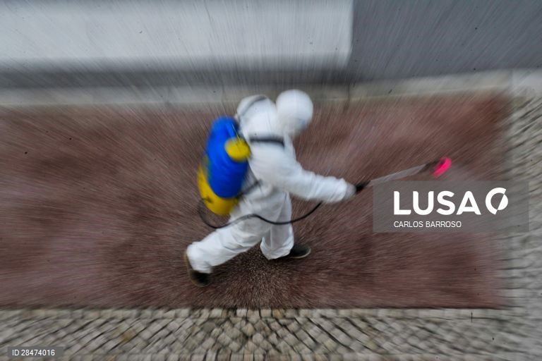 Trabalhadores municipais das Caldas da Rainha desinfetam as ruas da cidade. Noutros pontos do concelho os funcionários das juntas de freguesia estão a desenvolver actividade similar. Caldas da Raínha, 19 de março de 2020. O número de infeções da COVID-19 em Portugal aumentou para 642. O número de mortos no país subiu para dois. Portugal encontra-se em estado de emergência desde as 00:00 de hoje. CARLOS BARROSO/LUSA